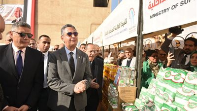 وزير التموين ومحافظ الجيزة يفتتحان سوق «اليوم الواحد» بشارع فيصل بالجيزة