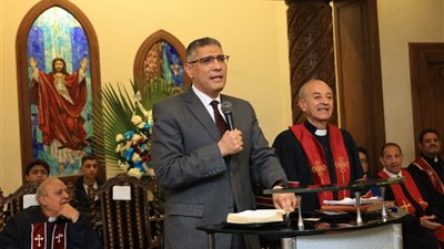 محافظ الجيزة يزور الكنيسة الإنجيلية لتقديم التهنئة بعيد الميلاد المجيد