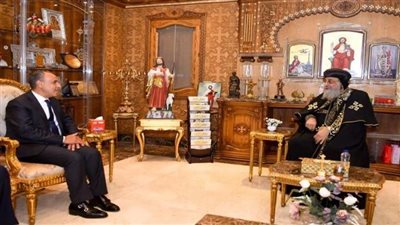 وزير الخارجية يهنئ البابا تواضروس بعيد الميلاد ويشيد بدور الكنيسة