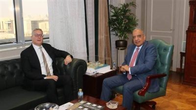 وزارة الكهرباء تبحث مع البترول خطة تأمين وقود المحطات لصيف 2026