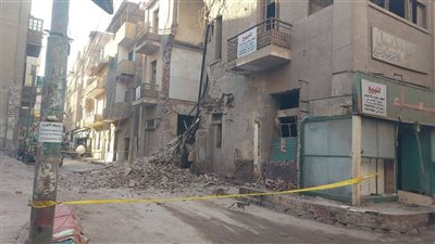 محافظ القليوبية يوجّه بتشكيل لجنة هندسية عاجلة لمعاينة انهيار جزئي بمبنى قديم في بنها