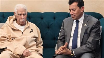 خلف الأبواب المغلقة.. تفاصيل جلسة أشرف صبحي مع كابتن حسن شحاتة بعد خروجه من المستشفى