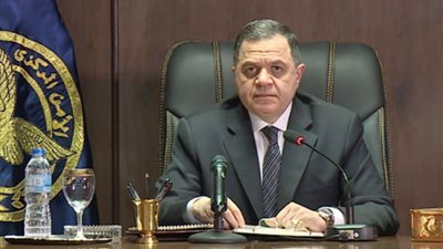 وزير الداخلية يقدم هدية تذكارية للرئيس السيسي خلال الاحتفال بعيد الشرطة