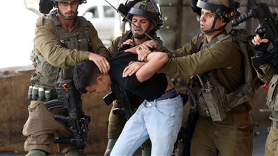انتهاكات مستمرة.. قوات الاحتلال تعتقل 15 فلسطينياً وتواصل خرق الهدنة بغزة