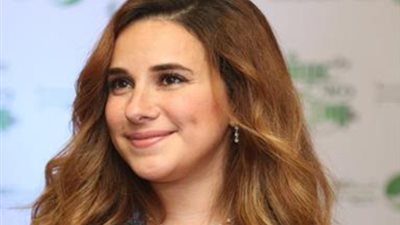 فستان أبيض ساحر.. كيف تحولت شيري عادل إلى أيقونة للموضة في صورها الجديدة؟