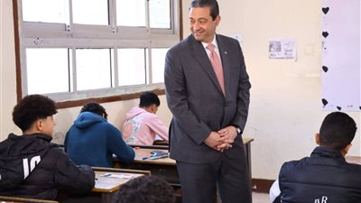 ميدانياً من قلب اللجان.. هكذا تابع محافظ دمياط امتحانات الشهادة الإعدادية