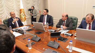 الحكومة تلتزم بتذليل عقبات الاستثمار.. وزير العمل يناقش تعزيز بيئة العمل مع المستثمرين