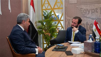 فتحي خلال مشاركته  بمعرض 