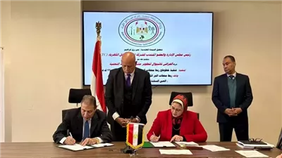 المصرية لنقل الكهرباء توقع عقداً لربط محطات القطار السريع بالشبكة القومية