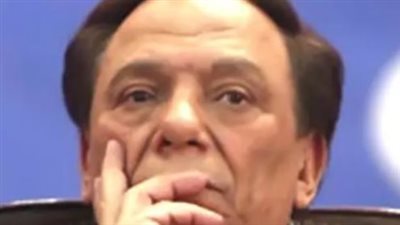 شائعات المرض تلاحق عادل إمام من جديد: كيف ردت أسرته ونقيب الممثلين؟