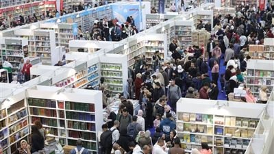 معرض القاهرة الدولي للكتاب يستقبل نحو نصف مليون زائر في اليوم الثالث