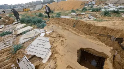 نبش القبور.. إسرائيل تفتح 200 ضريح في غزة بحثاً عن جثة الأسير الأخير
