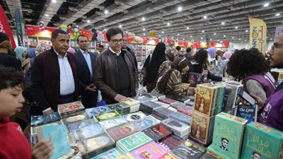 وزير الثقافة يتفقد معرض الكتاب ويوجّه بإطلاق 