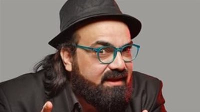 كيف أعاد نادر أبو الليف إحياء فن المونولوج الساخر في مصر؟