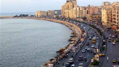 سقوط حمولة سيارة نقل يتسبب في إعاقة مرورية بطريق الجيش بشرق الإسكندرية