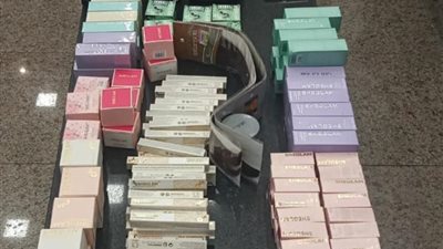 ضبط راكب حاول تهريب أكثر من 1000 سماعة إذن في مطار سفنكس