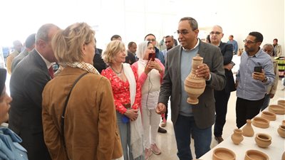 محافظ قنا وسفيرة الاتحاد الأوروبي يتفقدان مشروع تطوير 