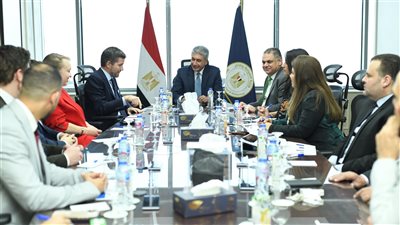 وزير السياحة والآثار يبحث مع المدير المالي لشركة طيران ويز اير تعزيز التعاون وزيادة الحركة السياحية الوافدة إلى مصر