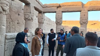 محافظ قنا وسفيرة الاتحاد الأوروبي في زيارة لمعبد دندرة برفقة مساعد وزير التنمية المحلية