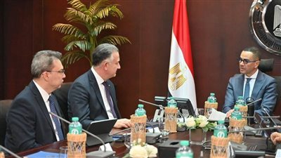 مصر تستعرض فرص الاستثمار في قطاع مواد البناء مع مجموعة 