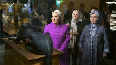انتصار السيسي تصطحب أمينة أردوغان في جولة حضارية بالمتحف المصري الكبير