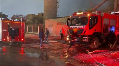 انتداب المعمل الجنائي لمعاينة آثار حريق مصنع أخشاب بأكتوبر