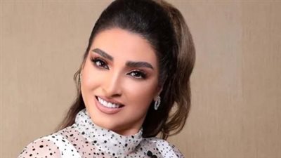 سيمفونية الإبداع المسرحي.. لماذا تظل خشبة المسرح البيت الأول للفنانة روجينا؟