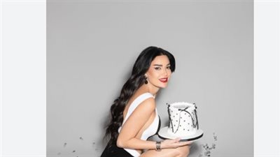 بفتحة جانبية جريئة وتصميم عصري.. سيرين عبد النور تجدد هويتها الفنية في عمّان
