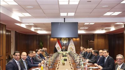 عقب أداء اليمين الدستورية وزيراً للعدل.. المستشار محمود الشريف يعقد اجتماعاً موسعاً بمساعديه