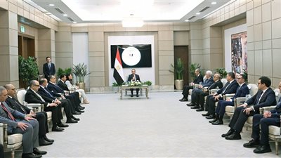 قبل أول اجتماع حكومي.. رئيس الوزراء يكرم الوزراء السابقين ويشدد على استكمال جهودهم