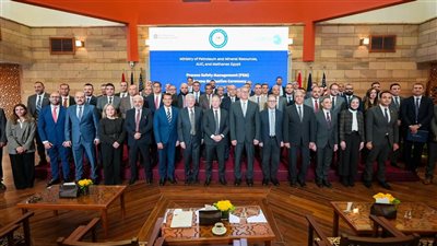 بالصور.. الجامعة الأمريكية بالقاهرة تحتفل بتخرج 32 خبيراً من أول دبلومة من نوعها لقطاع البترول والغاز في مصر