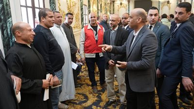 تسابق على فرص العمل في موسم الحج.. وزير العمل يتفقد اختبارات 2800 جزار مصري