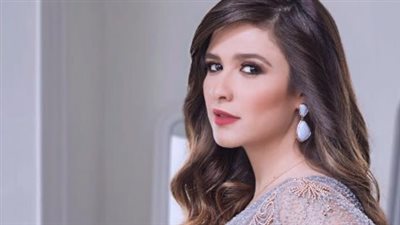 ياسمين عبد العزيز والزعيم.. قصة 