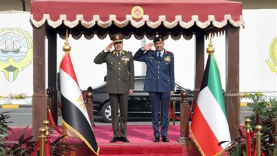 الفريق أحمد خليفة يعود إلى أرض الوطن عقب انتهاء زيارته الرسمية لدولة الكويت