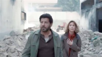 شخصية إياد نصار ومنة شلبي في مسلسل صحاب الأرض.. حب يولد من رحم المعاناة