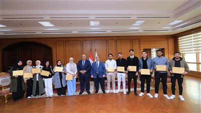 رئيس جامعة كفر الشيخ يكرّم فريق “CoreX” بكلية الهندسة لفوزه بالمركز الأول