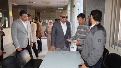 محافظ السويس يتابع الخدمات المقدمة للمواطنين بالمركز التكنولوجي بحي فيصل
