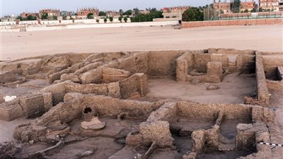 الكشف عن مدينة سكنية من القرن الـ18 وجبانة قبطية أسفلها في قنا