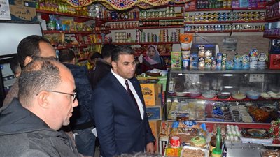 نائب محاف السوي يشن حملة  مسائية لضبط الأسعار وسلامة الغذاء وإغلاق للمحلات المخالفة 
