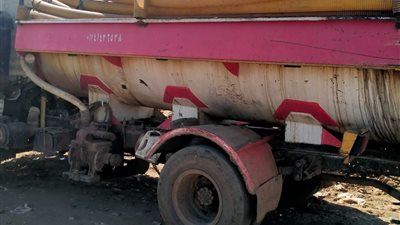 ضبط سيارتي كسح مخالفتين لإلقائهما مخلفات بالقرب من المناطق السكنية بنجع حمادي