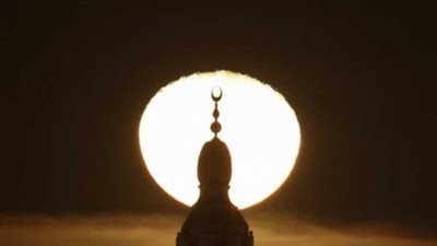 هل يعاقب شخص بجريرة غيره؟ القرآن والدستور يجيبان في سابع أيام الشهر المبارك