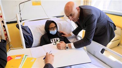 وزير التعليم من مستشفى 57357: أبطال يعالجون أبطال.. وأعظم الأعمال ما كان أثره أبقى