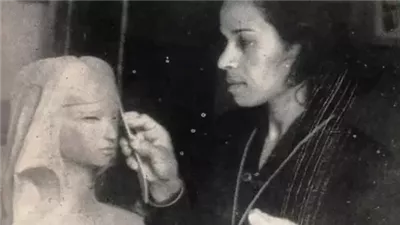 وداعاً سيدة النحت السكندري.. رحيل الفنانة فاطمة مدكور يغمر الوسط التشكيلي بالأحزان