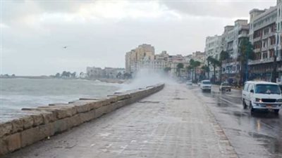 الأرصاد الجوية تنصح المسافرين: شبورة مائية كثيفة تغطي الطرق السريعة حتى التاسعة صباحاً