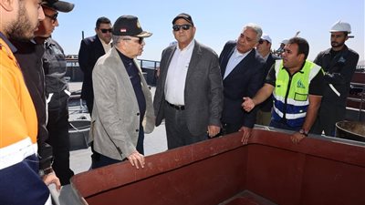 رئيس هيئة قناة السويس يتابع تصنيع القاطرات البحرية وسفن الصيد للتصدير