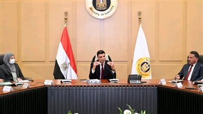 وزير الصناعة يبحث مع قيادات الوزارة وشركة استشارية مستجدات إعداد الاستراتيجية الجديدة لتطوير القطاع الصناعي