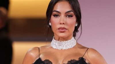 أناقة فالنتينو الإيطالية.. تفاصيل إطلالة جورجينا وتصدرها منصات التواصل