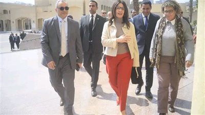 تحت شعار 