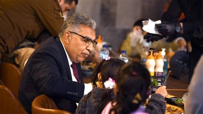 محافظ الدقهلية يشارك الأيتام حفل الإفطار ويوزع الهدايا احتفالًا بعيد الفطر