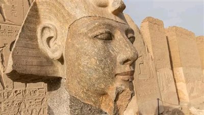 الانتهاء من ترميم رأس تمثال من الجرانيت للملك رمسيس الثاني داخل معبده في أبيدوس